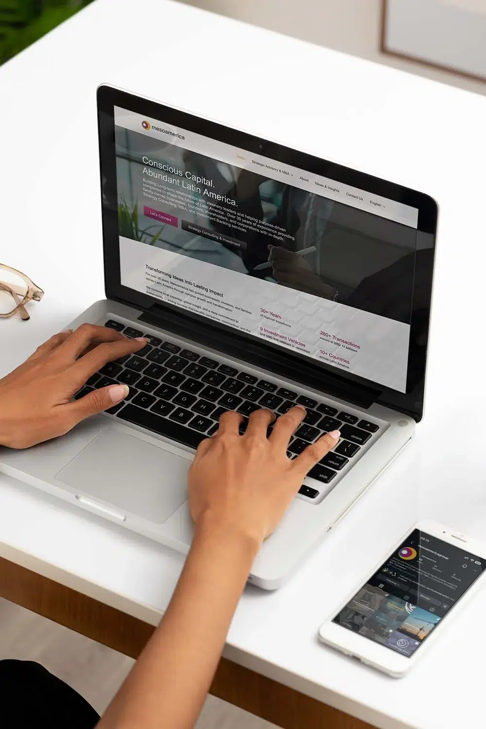 all-in-one marketing plan showing iphone and macbook by Pacific Marketing revisando sitio web de tours y alquileres de Pacific