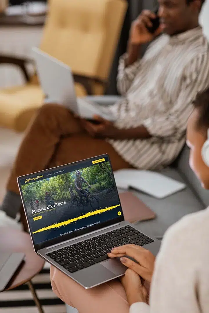 person viewing website design for tour companies persona viendo diseño de sitio web para empresas de tours